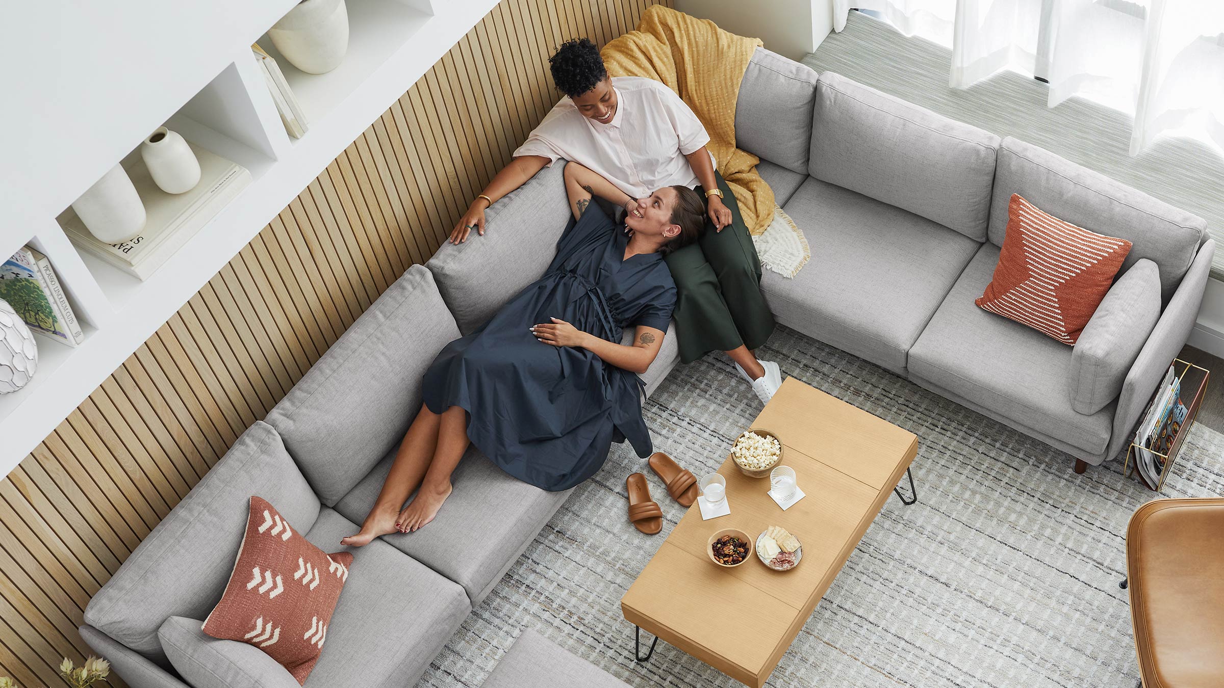 02_Field_CornerSectional_Lifestyle_898ef52b-85f7-40c8-9b87-693a58610f43.jpg