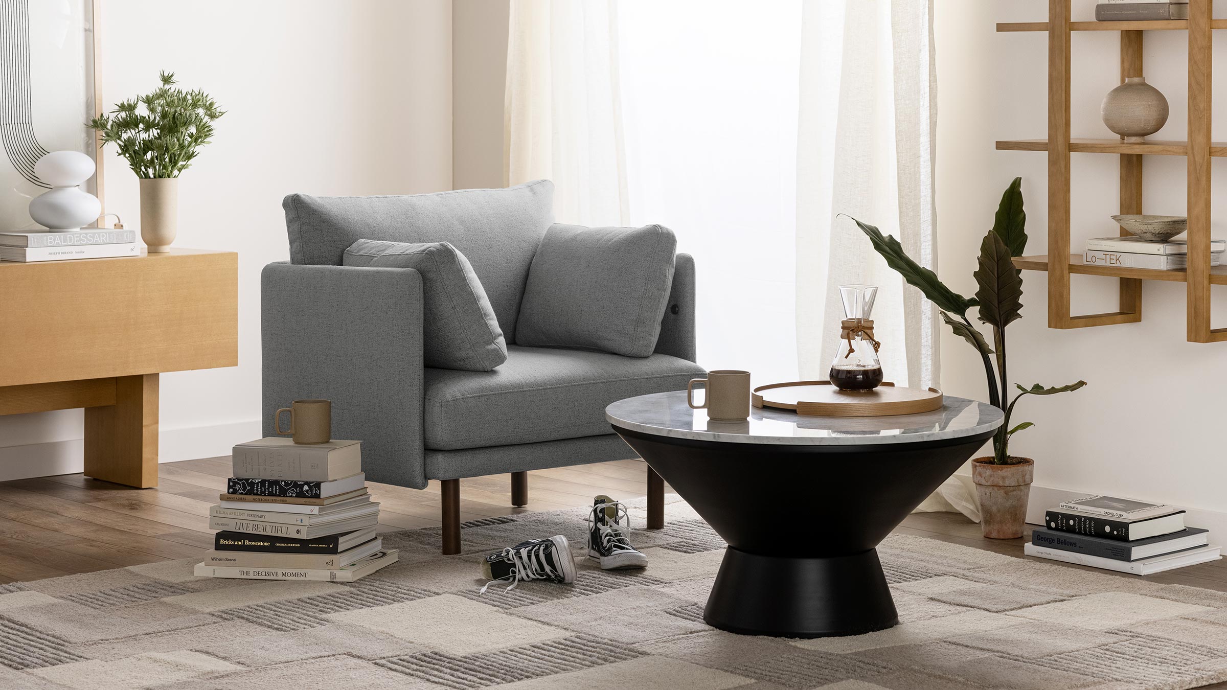 03_Field_Armchair_Wide_Lifestyle_d799b37f-ec2f-44bc-ae31-4b8eb644bc05.jpg