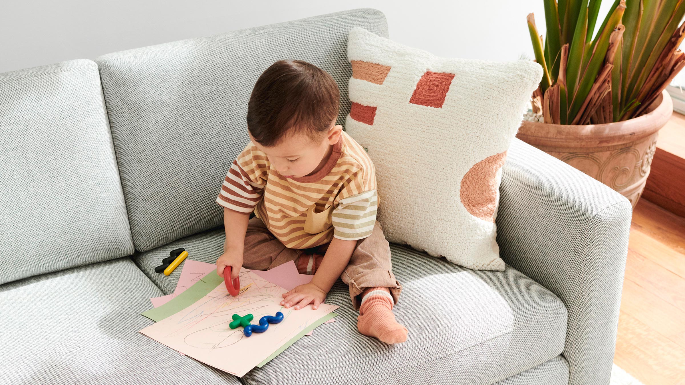 lifestyle-child_on_nomad_sofa_ceaff177-6967-491d-947d-0f3de0fa5def.jpg